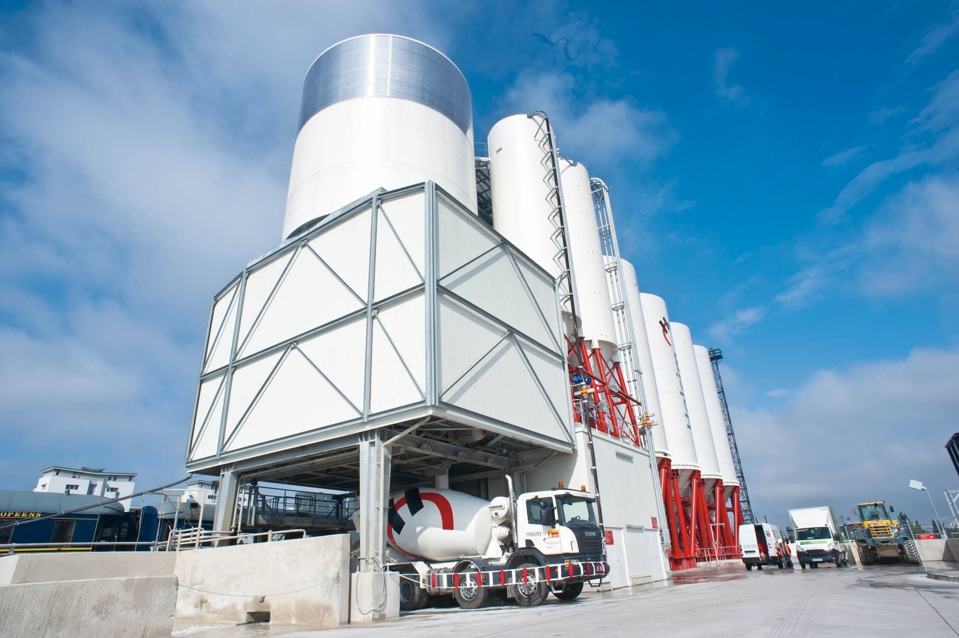 Silos d’une centrale à béton, camion toupie en chargement