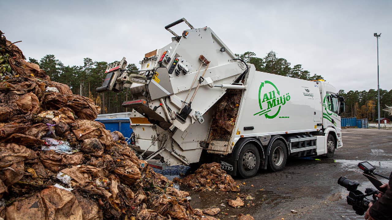 Camion de collecte vidant des déchets sur une plateforme de tri, benne en acier anti-abrasion Hardox®