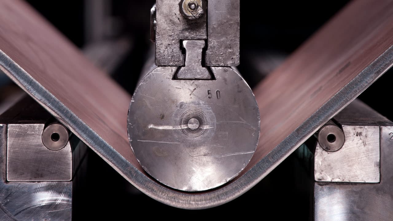 Pliage à 90° d’une tôle d’acier anti-abrasion Hardox® 400