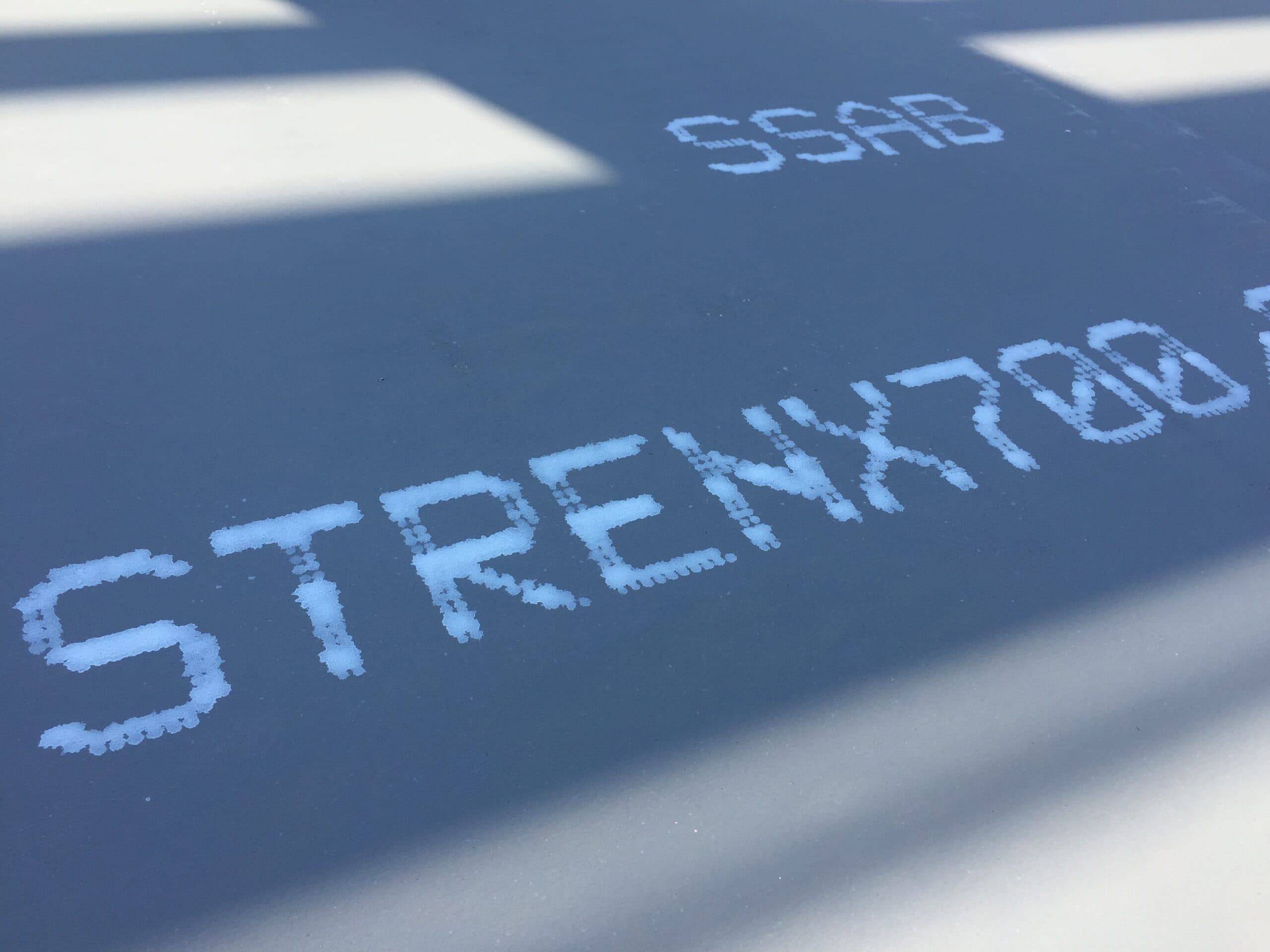 Marquage d’une tôle d’acier à haute limite élastique Strenx® 700