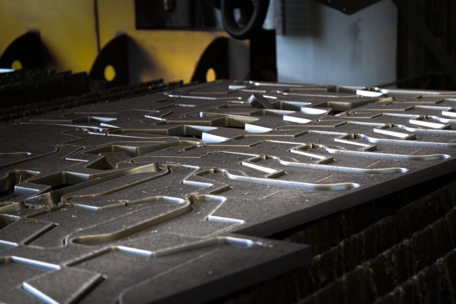 Pièces en acier découpées sur la table de l’atelier Blanchard
