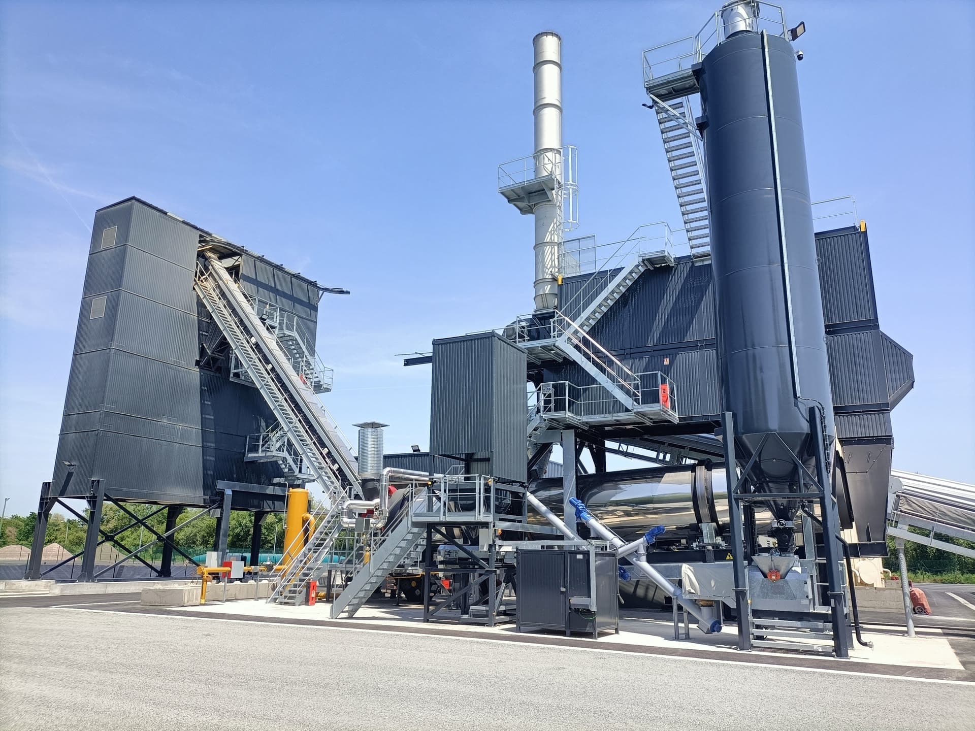 Centrale d’enrobage moderne : tour de malaxage, tambour sécheur et silo de stockage
