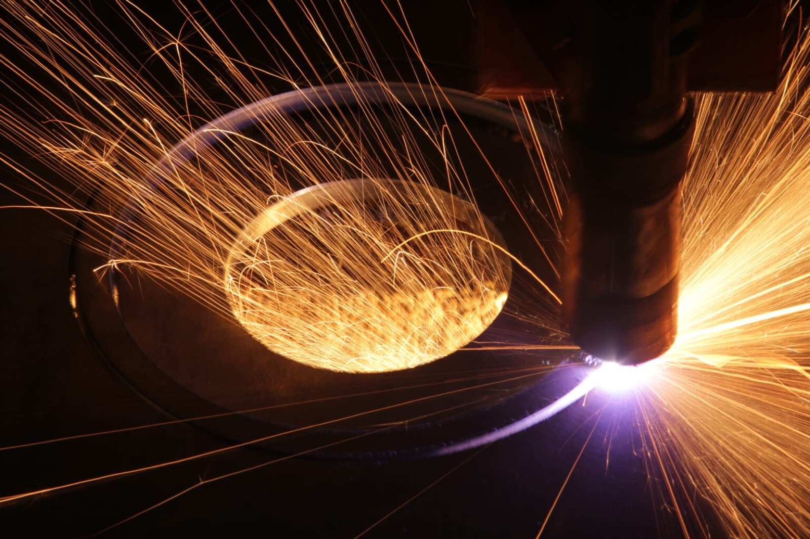 Gerbe d’étincelles pendant une découpe thermique