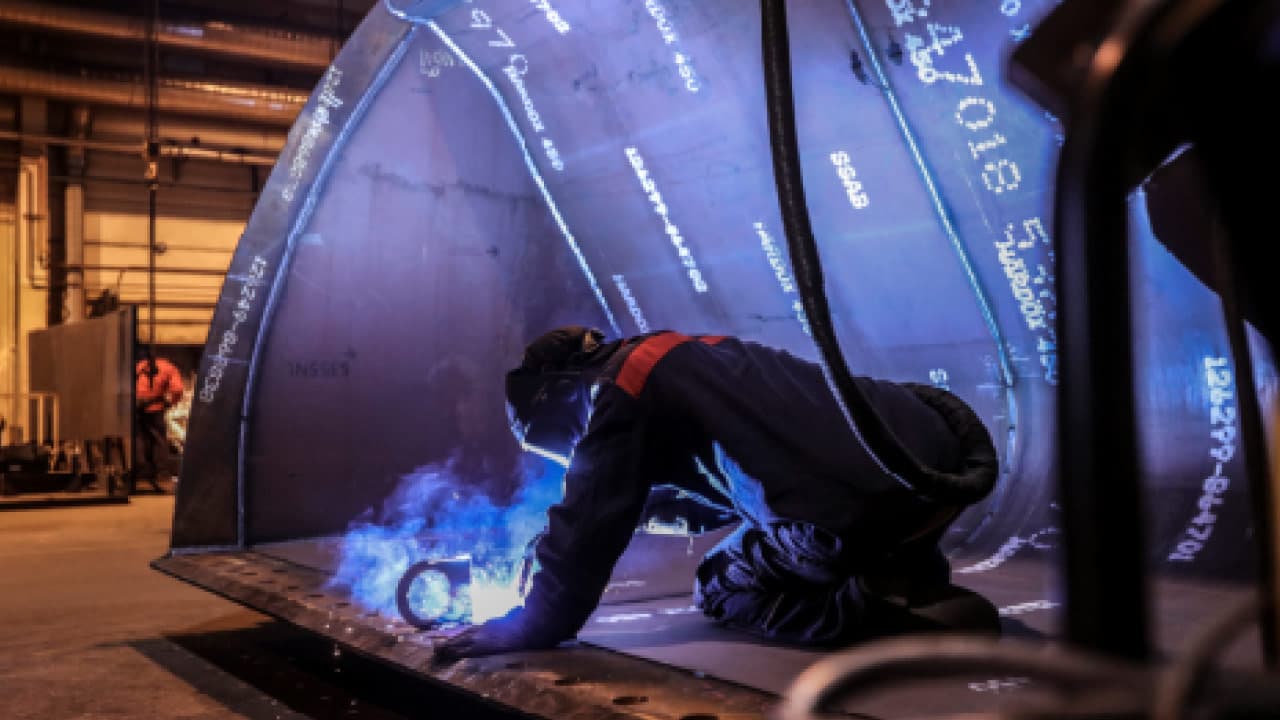 Soudure à l’intérieur d’une benne en acier anti-abrasion Hardox® 400