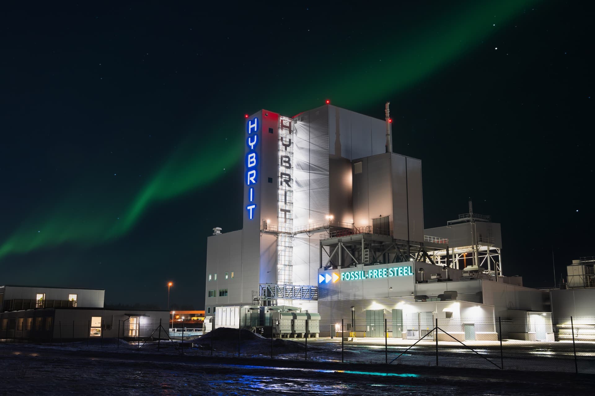 Usine pilote HYBRIT de production d’acier sans énergie fossile, de nuit sous une aurore boréale