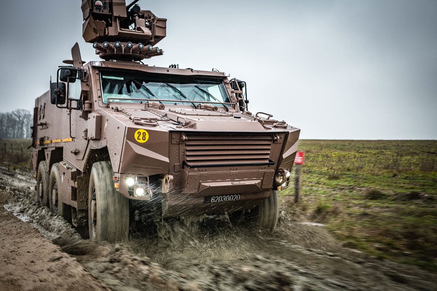 Véhicule blindé multirôle Griffon 6×6 sur une piste boueuse